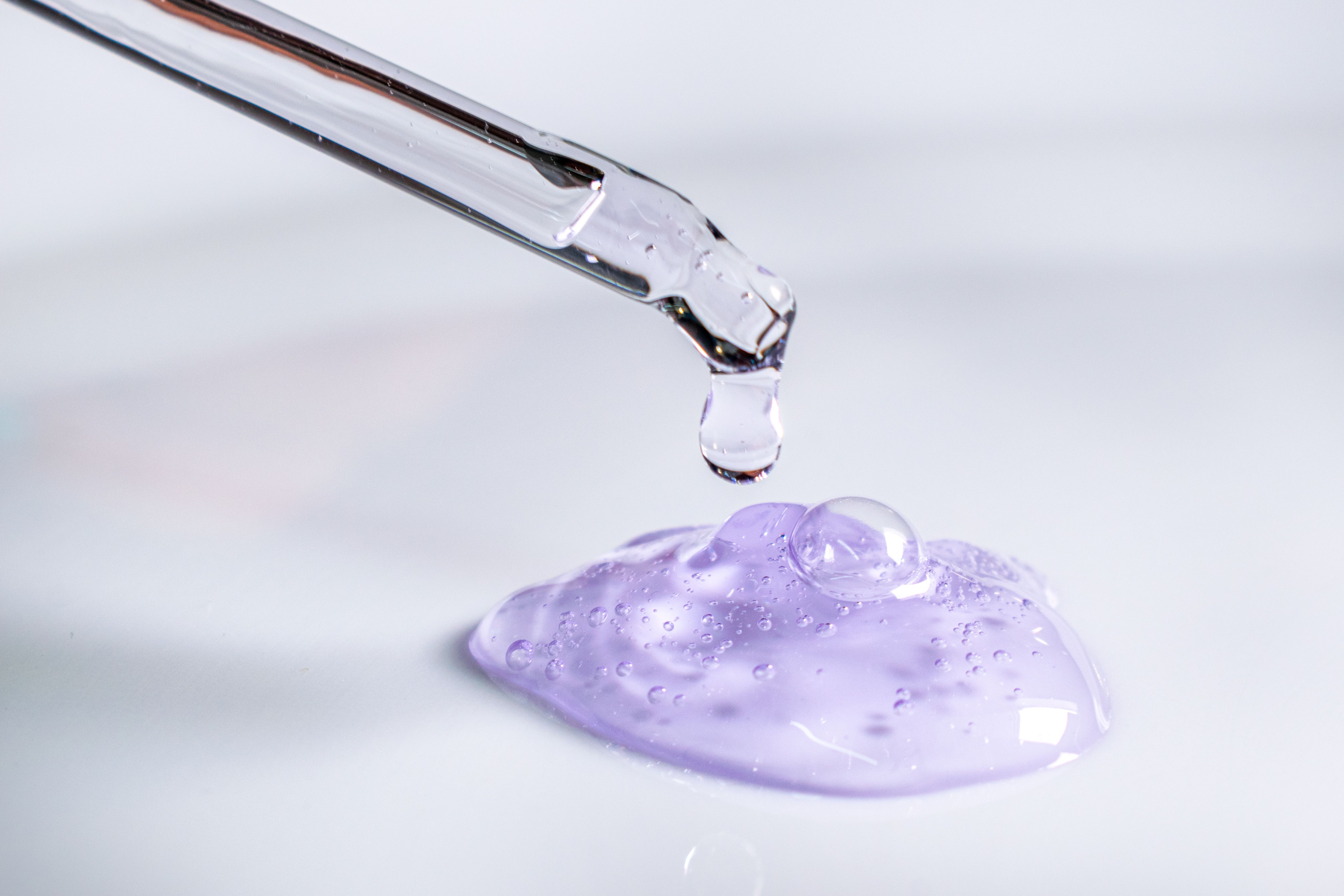 pipeta z bezbarwnym serum